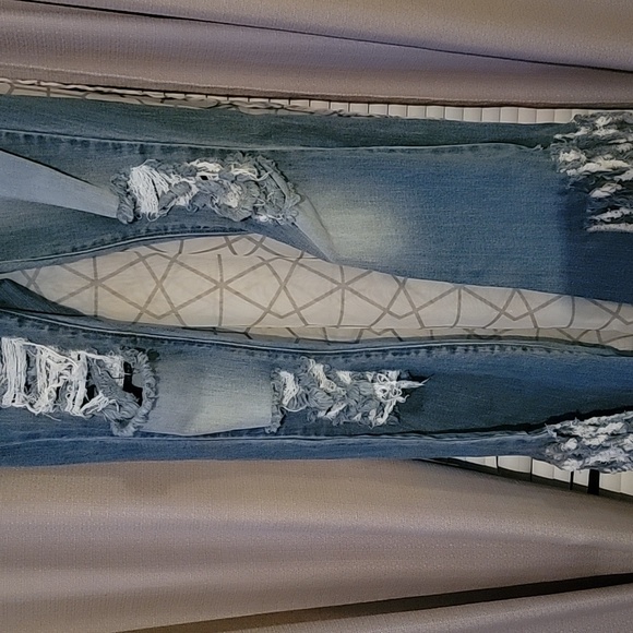 Womens Ripped Jeans. Fashion Nova Size 9 - Picture 2 of 4